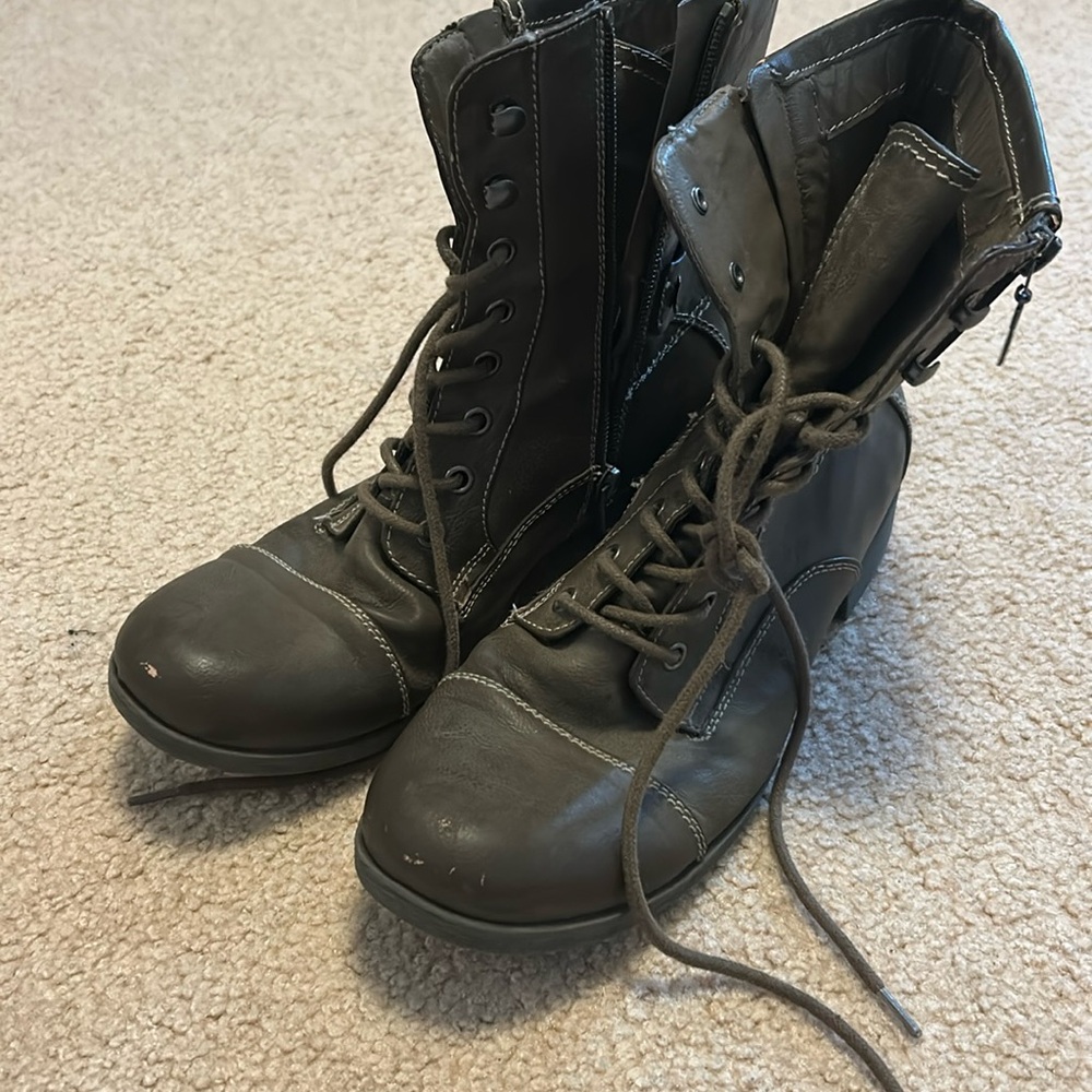 Women’s tie up boots